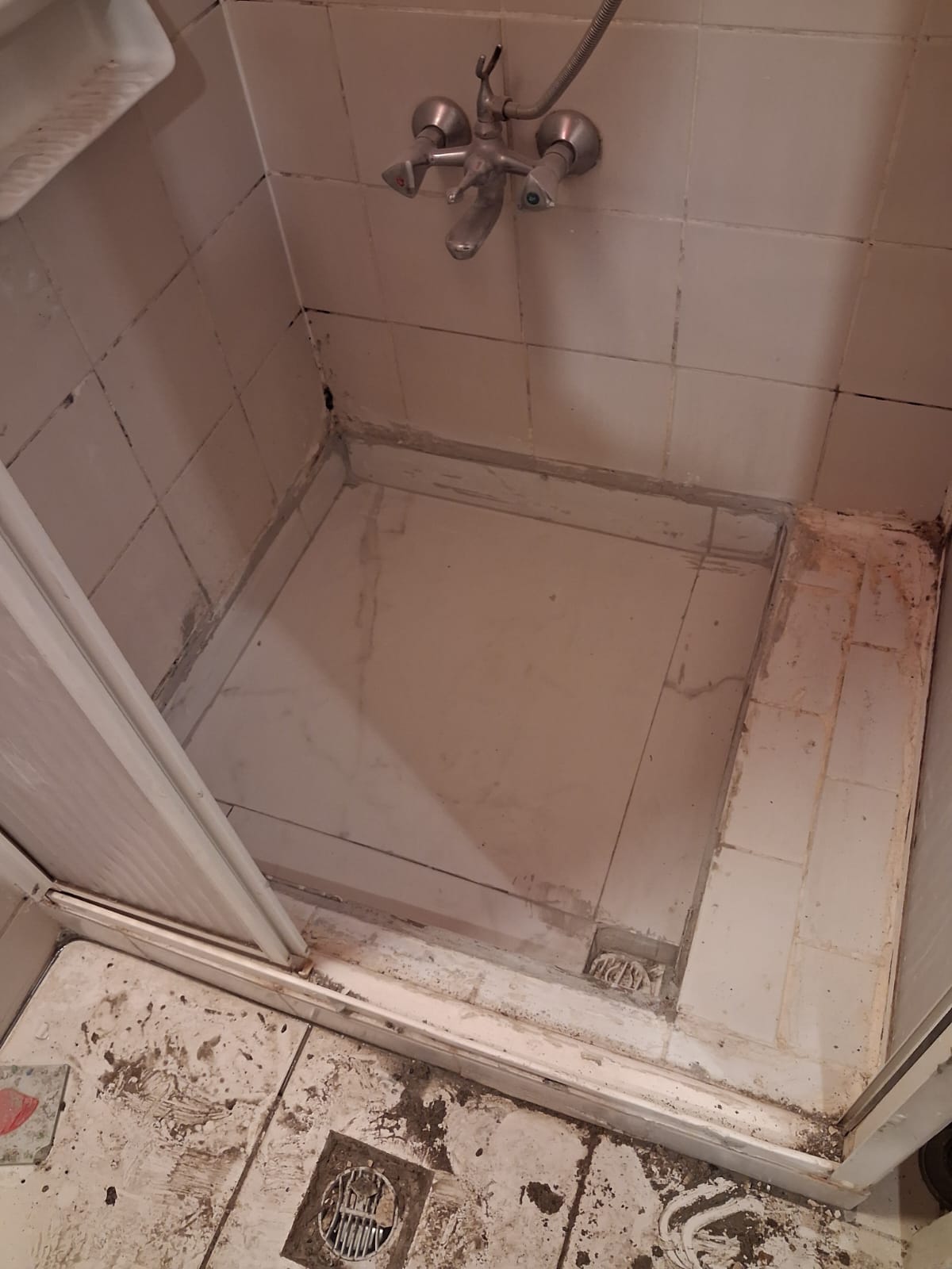 Duşakabin yenileme ve tesisat tamiri çalışması